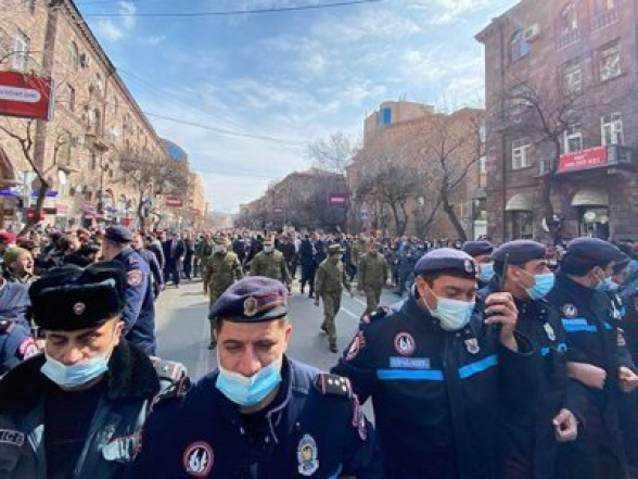 Полиция не разрешает чиновникам покидать здания, чтобы впоследствии использовать их на митинге – «168.am»